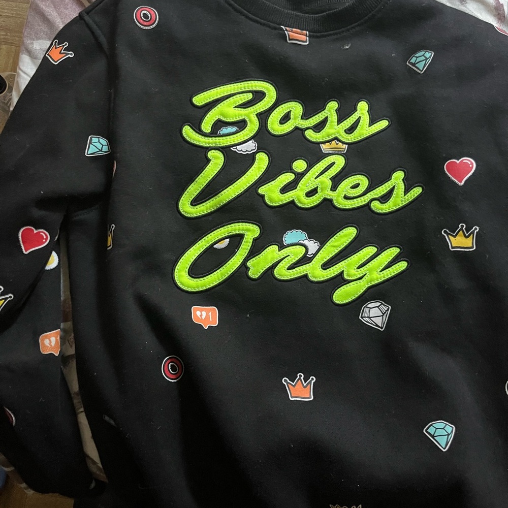 New condition sweater - Picture 2 of 5